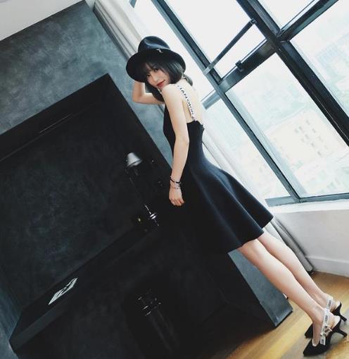 荷叶边背心连衣裙怎么搭配鞋子：演绎俏皮小女人