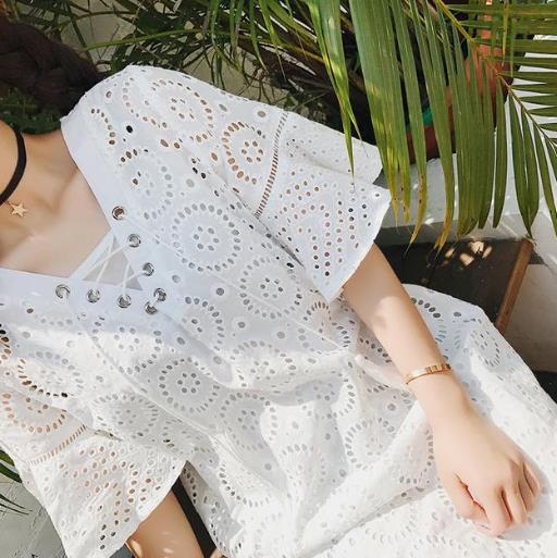 荷叶边背心连衣裙怎么搭配鞋子：演绎俏皮小女人