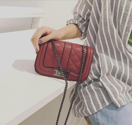 简约时髦又百搭的菱格链条斜挎包:装点你一夏(图) 简约时髦又百搭的菱格链条斜挎包:装点你一夏(图)