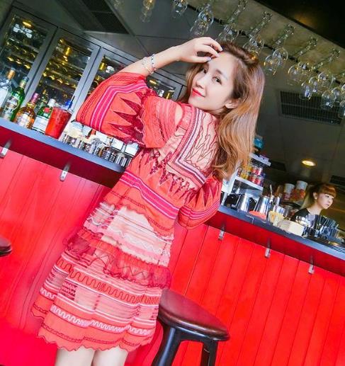 这几款网纱气质喇叭袖连衣裙:高端优雅又减龄(图) 这几款网纱气质喇叭袖连衣裙:高端优雅又减龄(图)