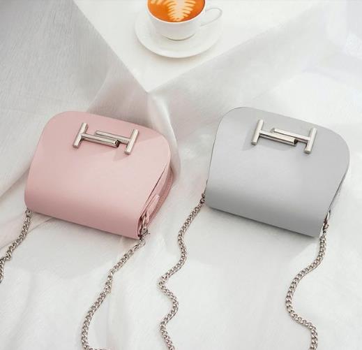 今年最流行的5款百搭斜挎包：大方简约斜挎包（图）