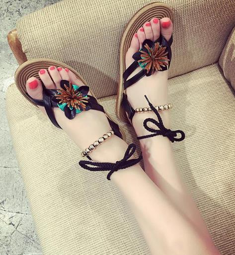 5款平底花朵串珠套趾凉鞋：时尚舒适还不贵（图）