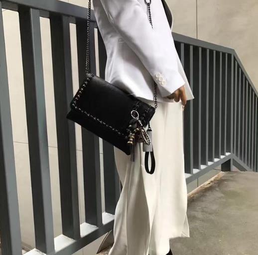 镶钻手拿包2017推荐：女士手拿包彰显时尚干练