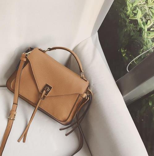 款式新颖的5款链条包：彰显着年轻一代张扬个性