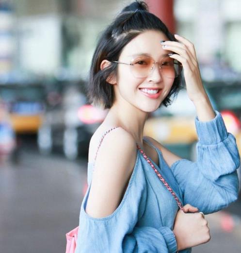 明星同款露背吊带蕾丝连衣裙搭配：性感不失端庄