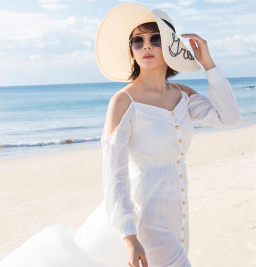 明星同款露背吊带蕾丝连衣裙搭配：性感不失端庄