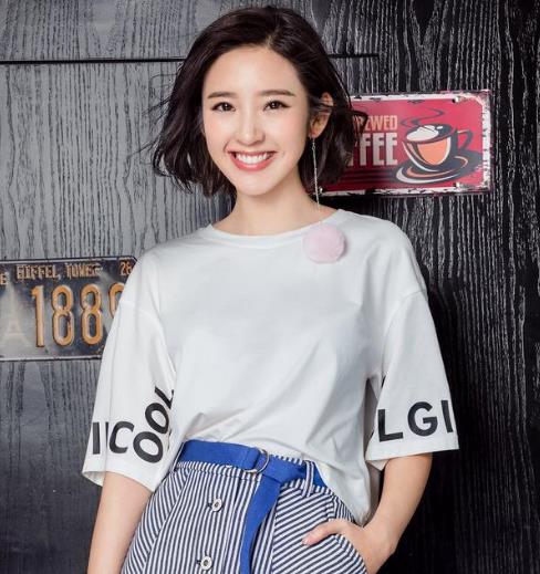 明星同款露背吊带蕾丝连衣裙搭配：性感不失端庄