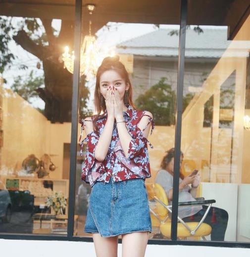 今年流行的6款喇叭袖衬衫怎么搭配下装：时髦显瘦