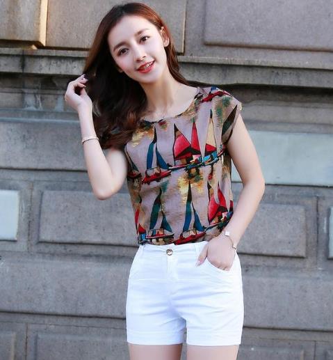 今年流行的6款喇叭袖衬衫怎么搭配下装：时髦显瘦