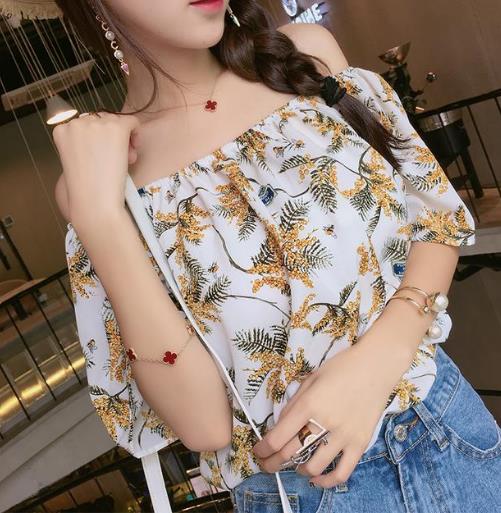 今年流行的6款喇叭袖衬衫怎么搭配下装：时髦显瘦