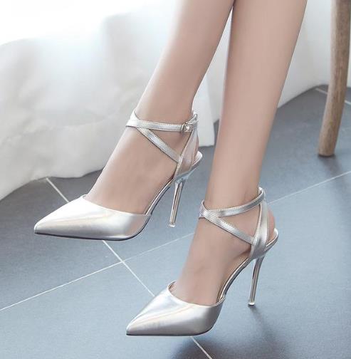 裸色尖头猫跟鞋怎么搭配连衣裙：6款彰显时尚女神范