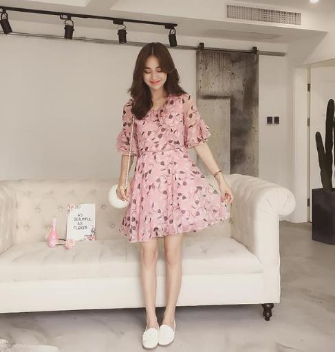 网纱拼接无袖连衣裙怎么搭配：凸显高挑身姿（图）