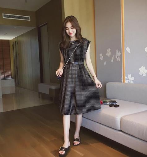 网纱拼接无袖连衣裙怎么搭配：凸显高挑身姿（图）