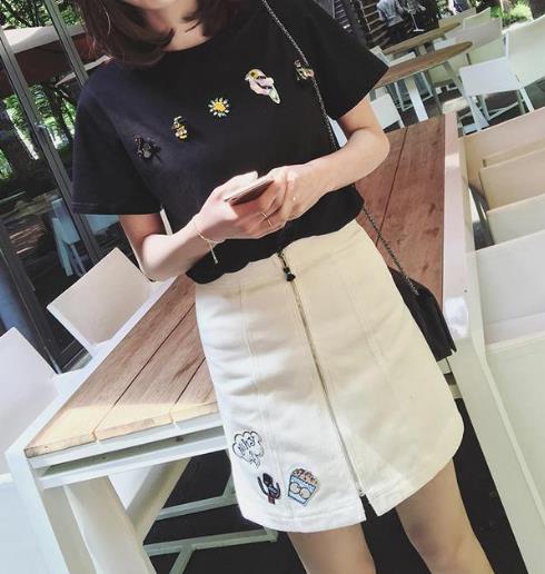 破洞包臀毛边牛仔裙只能搭配才好看：时尚感爆棚