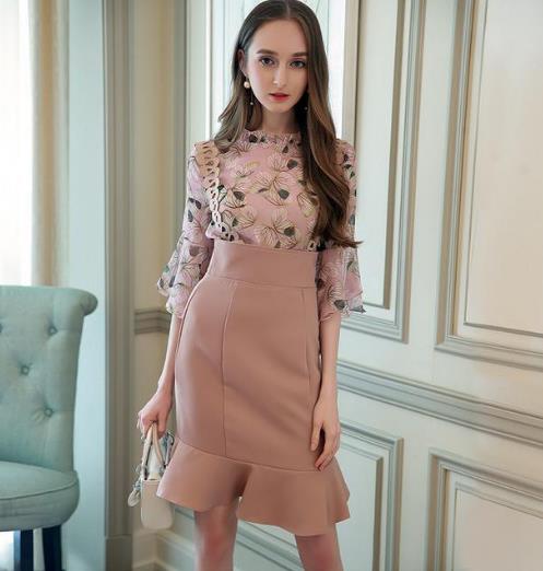 镂空上衣+条纹半裙套装:5款打造时髦都市范(图) 镂空上衣+条纹半裙套装:5款打造时髦都市范(图)