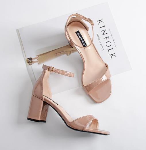 明星同款裸色一字带粗跟凉鞋：5款凉鞋彰显青春姿态