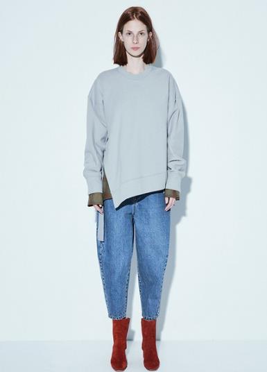 休闲裤搭配字母撞色宽松连帽卫衣:打造复古学院风 休闲裤搭配字母撞色宽松连帽卫衣:打造复古学院风