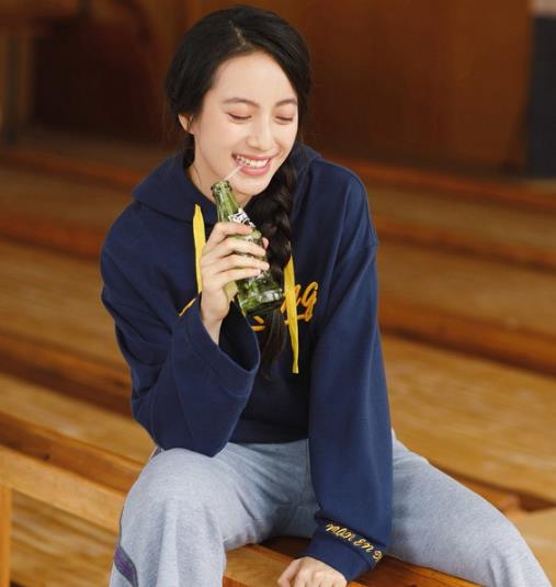 休闲裤搭配字母撞色宽松连帽卫衣:打造复古学院风 休闲裤搭配字母撞色宽松连帽卫衣:打造复古学院风