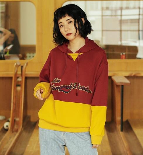 休闲裤搭配字母撞色宽松连帽卫衣:打造复古学院风 休闲裤搭配字母撞色宽松连帽卫衣:打造复古学院风