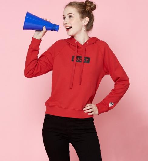 休闲裤搭配字母撞色宽松连帽卫衣:打造复古学院风 休闲裤搭配字母撞色宽松连帽卫衣:打造复古学院风