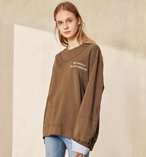 休闲裤搭配字母撞色宽松连帽卫衣:打造复古学院风 休闲裤搭配字母撞色宽松连帽卫衣:打造复古学院风