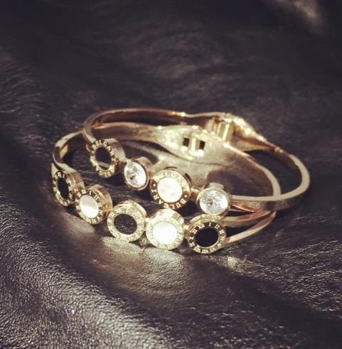 这几款时尚玫瑰金女手镯搭配:演绎优雅女人味(图) 这几款时尚玫瑰金女手镯搭配:演绎优雅女人味(图)