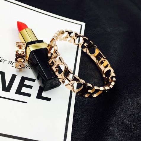 这几款时尚玫瑰金女手镯搭配:演绎优雅女人味(图) 这几款时尚玫瑰金女手镯搭配:演绎优雅女人味(图)