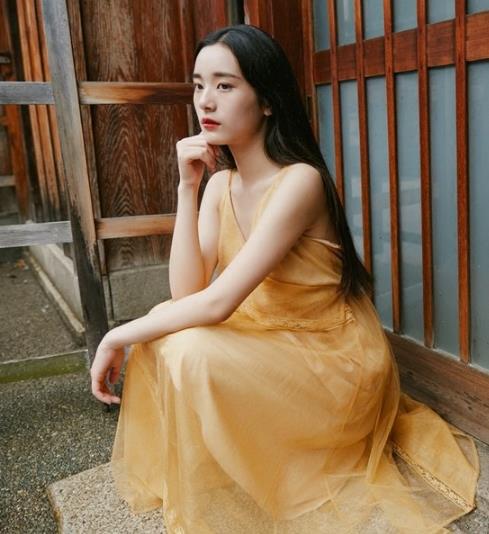 中袖V领收腰蕾丝裙怎么搭配鞋子：性感女神范（图）