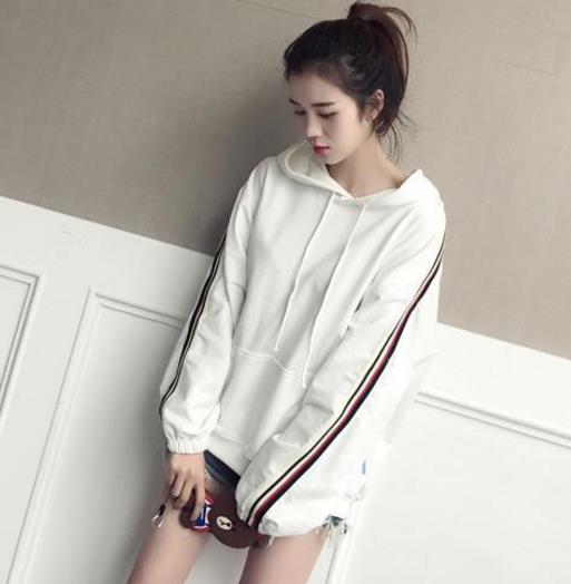 牛仔裤搭配连帽卫衣宽松上衣:打造秋日运动气息 牛仔裤搭配连帽卫衣宽松上衣:打造秋日运动气息