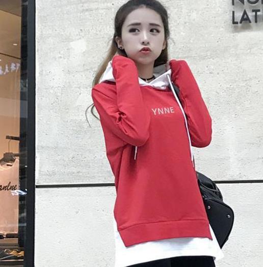 牛仔裤搭配连帽卫衣宽松上衣:打造秋日运动气息 牛仔裤搭配连帽卫衣宽松上衣:打造秋日运动气息