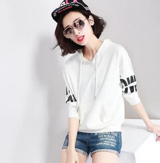 牛仔裤搭配连帽卫衣宽松上衣：打造秋日运动气息