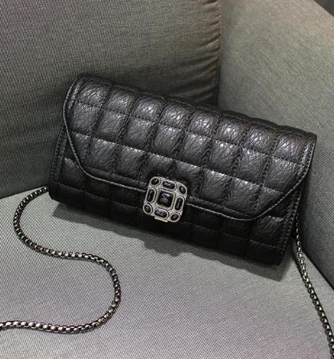 真皮方包菱格链条包搭配：增添时尚潮流气息（图）