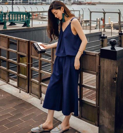 洋气女人都在买性感半身裙套装了：这样穿巨时髦