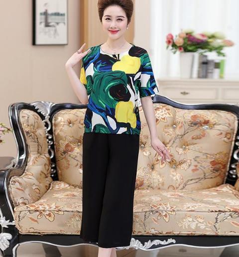 时尚中袖阔腿裤套装搭配：时髦减龄套装推荐（图）