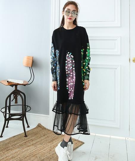 链条包搭配喇叭袖荷叶边镂空毛衣裙：时尚性感分享