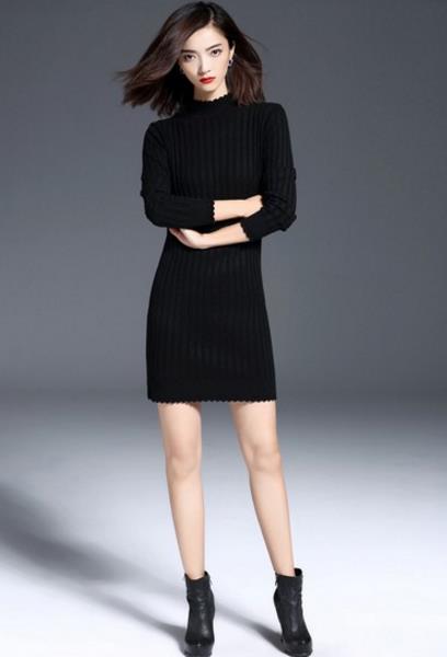 链条包搭配喇叭袖荷叶边镂空毛衣裙：时尚性感分享