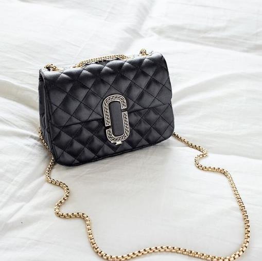 堪比大牌的几款迷你链条单肩包：时尚又潮流（图）