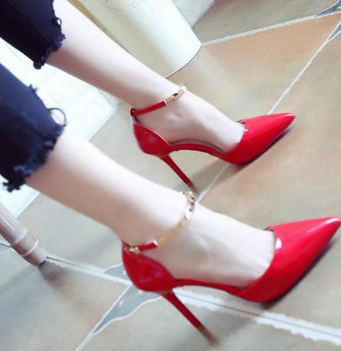 今年最流行这几款一字扣高跟鞋：尽显强大气场（图）
