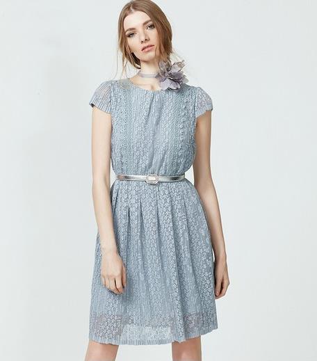 荷叶边褶皱雪纺连衣裙怎么搭配鞋子：展现柔美风情