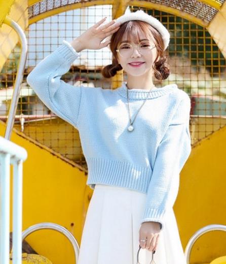 纯色圆领毛衣怎么搭配下装：5款打造淑女文艺范