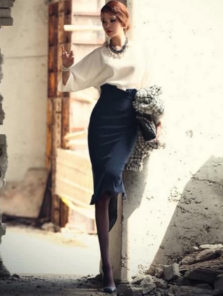 高腰过膝荷叶边一步裙怎么搭配上衣：性感十足（图）