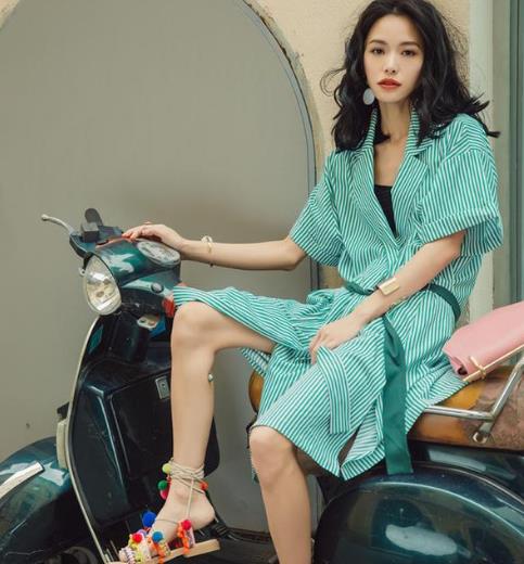 这几款系带荷叶领衬衫搭配：穿出个性时尚（图）