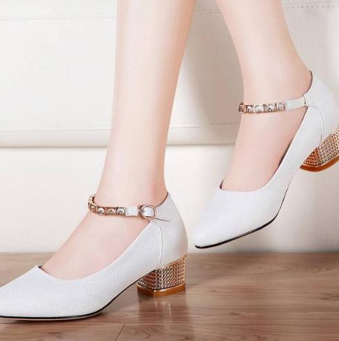 牛仔毛边裤搭配尖头浅口珍珠单鞋:打造优雅女神范 牛仔毛边裤搭配尖头浅口珍珠单鞋:打造优雅女神范