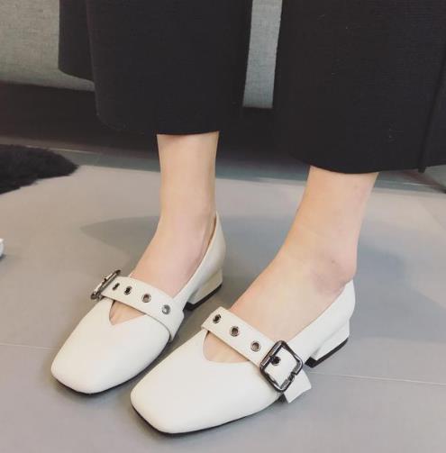 牛仔毛边裤搭配尖头浅口珍珠单鞋:打造优雅女神范 牛仔毛边裤搭配尖头浅口珍珠单鞋:打造优雅女神范