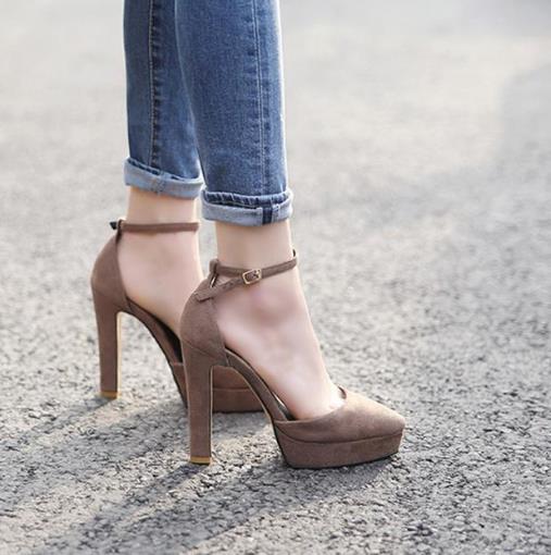 牛仔毛边裤搭配尖头浅口珍珠单鞋:打造优雅女神范 牛仔毛边裤搭配尖头浅口珍珠单鞋:打造优雅女神范