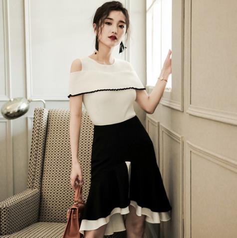 露肩T恤怎么搭配:教你露肩T恤穿出时尚奢华 露肩T恤怎么搭配:教你露肩T恤穿出时尚奢华