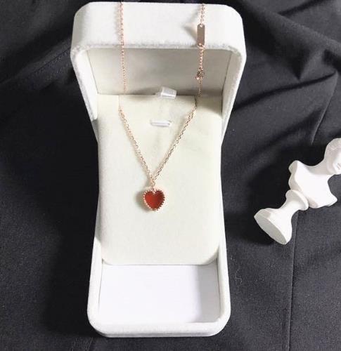 长款四叶草吊坠项链搭配:5款凸显女性温婉美(图) 长款四叶草吊坠项链搭配:5款凸显女性温婉美(图)