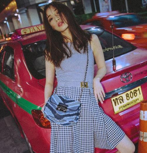 明星同款牛仔背带裙连衣裙:彰显精致女人味(图) 明星同款牛仔背带裙连衣裙:彰显精致女人味(图)