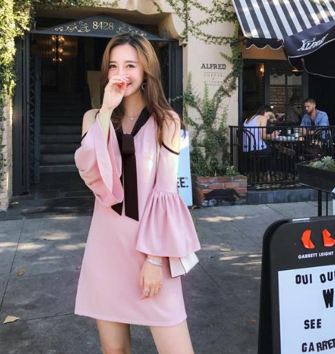 明星同款牛仔背带裙连衣裙：彰显精致女人味（图）