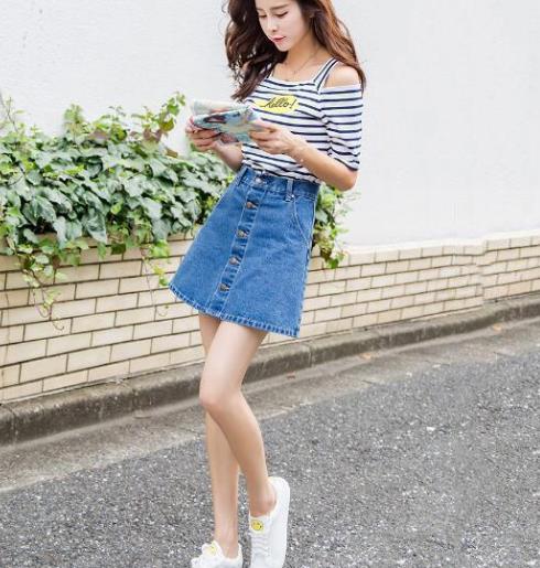牛仔半身A字摆短裙怎么搭配上衣：5款展现优美身材